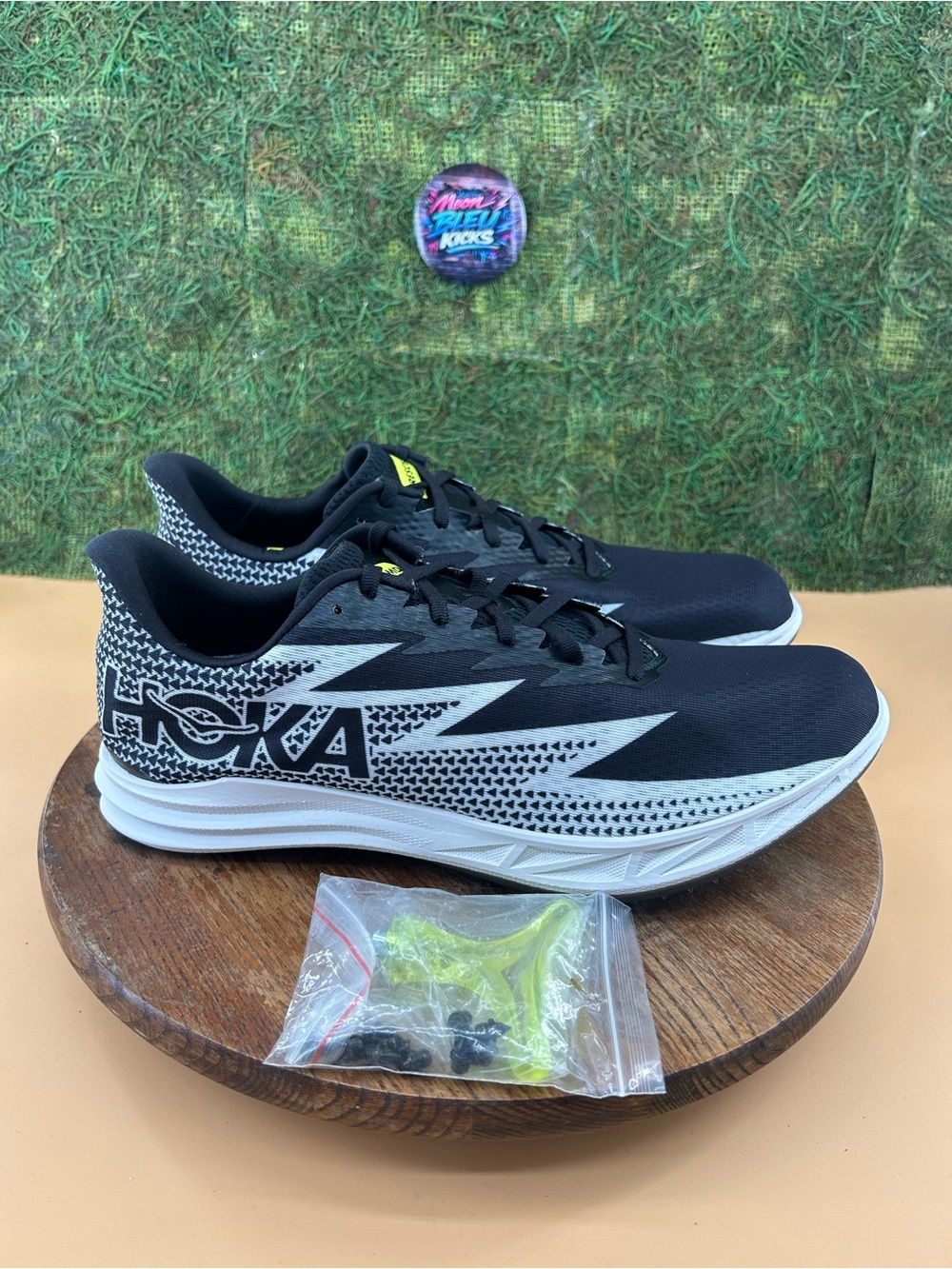 HOKA Crescendo MD 'Black White' Track